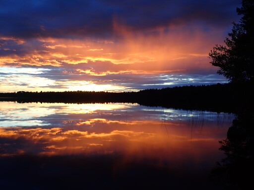 Solnedgången vid Asasjön är vackrast nu; cykla dit från Axmar bruk!